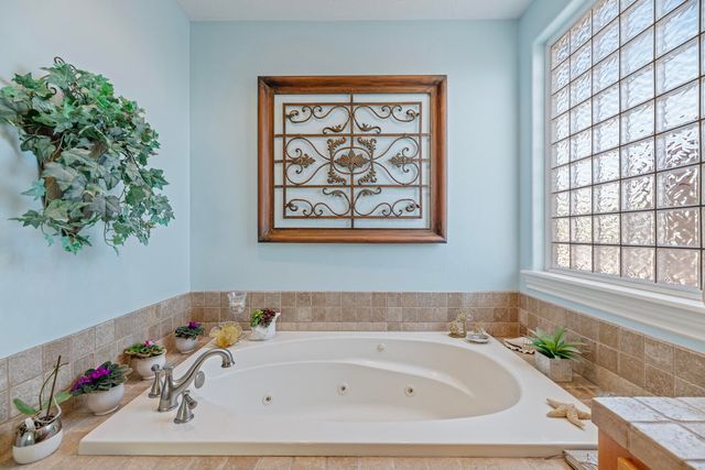 128 Oak Point Drive, Eagle Point, OR 97524