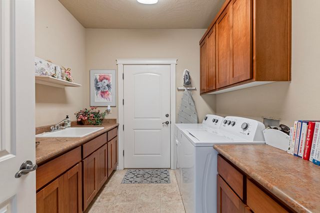 128 Oak Point Drive, Eagle Point, OR 97524