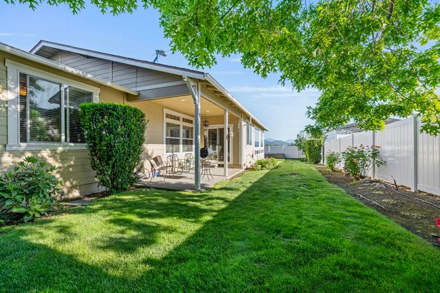 128 Oak Point Drive, Eagle Point, OR 97524