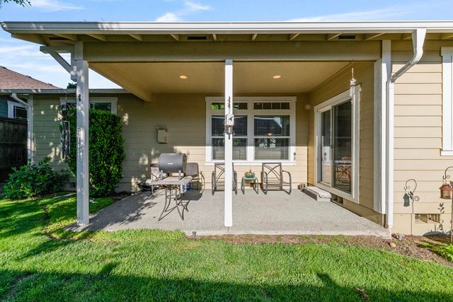 128 Oak Point Drive, Eagle Point, OR 97524