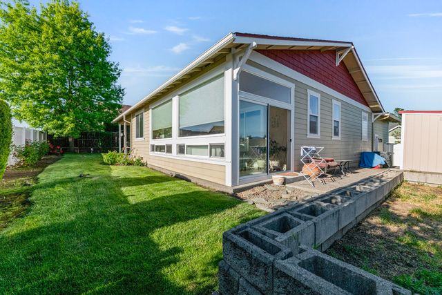 128 Oak Point Drive, Eagle Point, OR 97524
