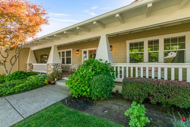 128 Oak Point Drive, Eagle Point, OR 97524