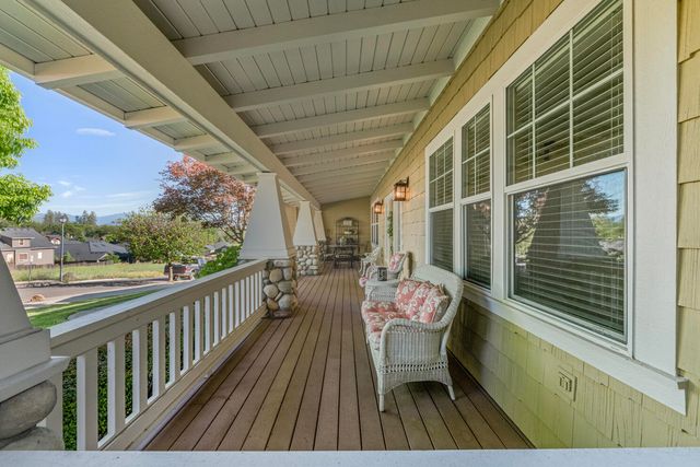 128 Oak Point Drive, Eagle Point, OR 97524