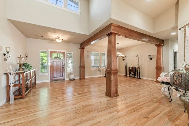 128 Oak Point Drive, Eagle Point, OR 97524