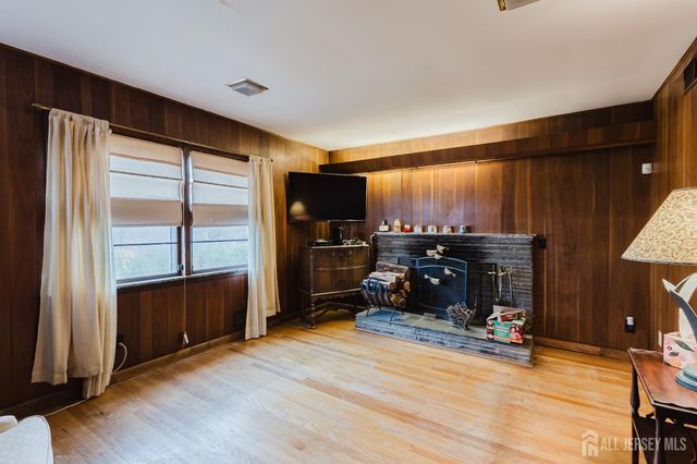 11 Edgeworth Place, New Brunswick, NJ 08901