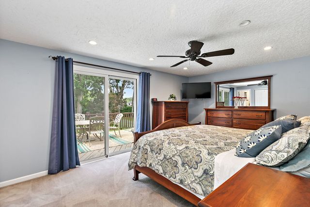 101 S Cedarcrest Drive, Schaumburg, IL 60193