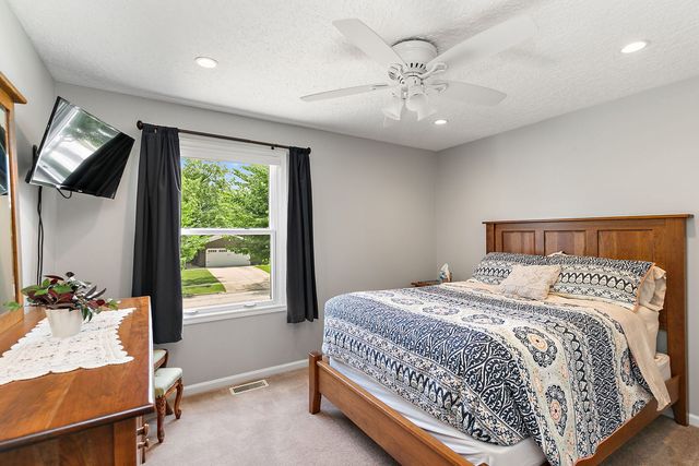 101 S Cedarcrest Drive, Schaumburg, IL 60193