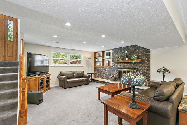 101 S Cedarcrest Drive, Schaumburg, IL 60193
