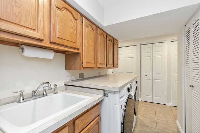 101 S Cedarcrest Drive, Schaumburg, IL 60193