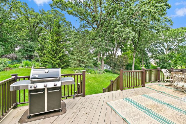 101 S Cedarcrest Drive, Schaumburg, IL 60193