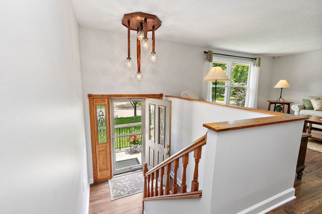 101 S Cedarcrest Drive, Schaumburg, IL 60193