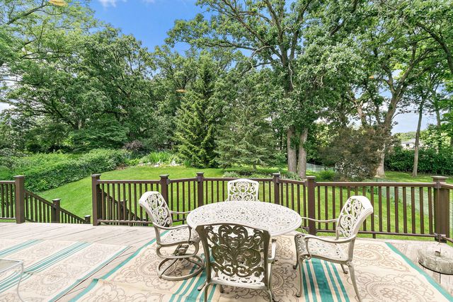 101 S Cedarcrest Drive, Schaumburg, IL 60193