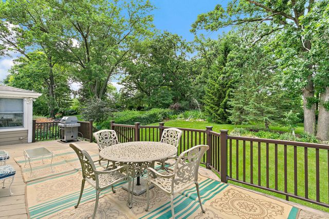101 S Cedarcrest Drive, Schaumburg, IL 60193