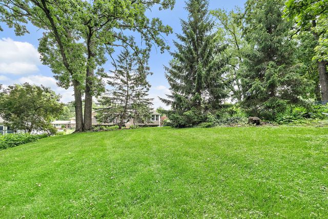 101 S Cedarcrest Drive, Schaumburg, IL 60193