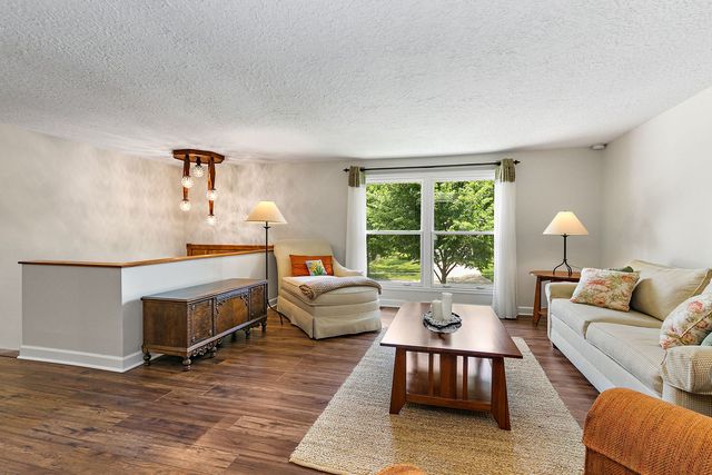 101 S Cedarcrest Drive, Schaumburg, IL 60193
