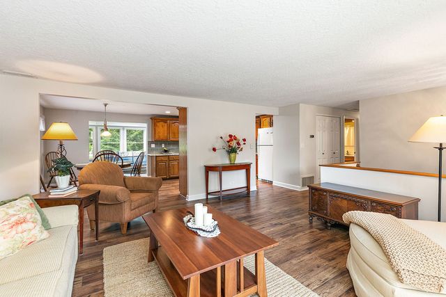 101 S Cedarcrest Drive, Schaumburg, IL 60193
