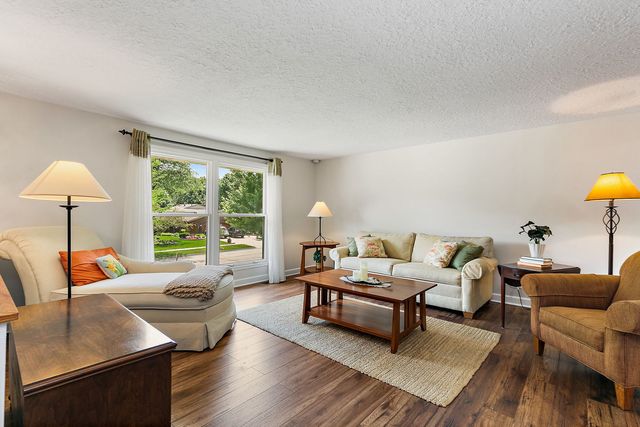 101 S Cedarcrest Drive, Schaumburg, IL 60193