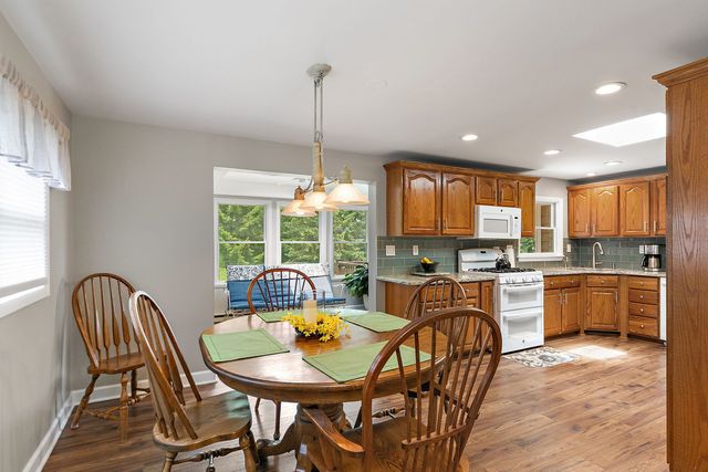 101 S Cedarcrest Drive, Schaumburg, IL 60193