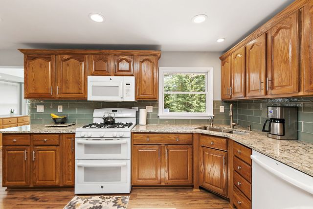 101 S Cedarcrest Drive, Schaumburg, IL 60193