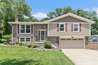 101 S Cedarcrest Drive, Schaumburg, IL 60193
