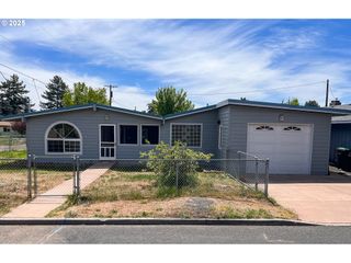 1214 Ne LOPER Ave, Prineville, OR 97754