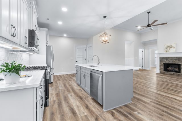 166 Aspen Pine Dr, Clarksville, TN 37043