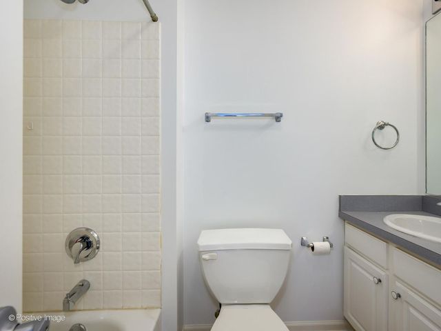 3643 W CORNELIA Avenue B, Chicago, IL 60618
