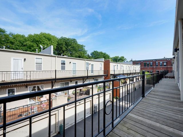 3643 W CORNELIA Avenue B, Chicago, IL 60618