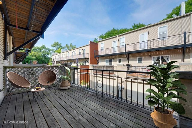 3643 W CORNELIA Avenue B, Chicago, IL 60618