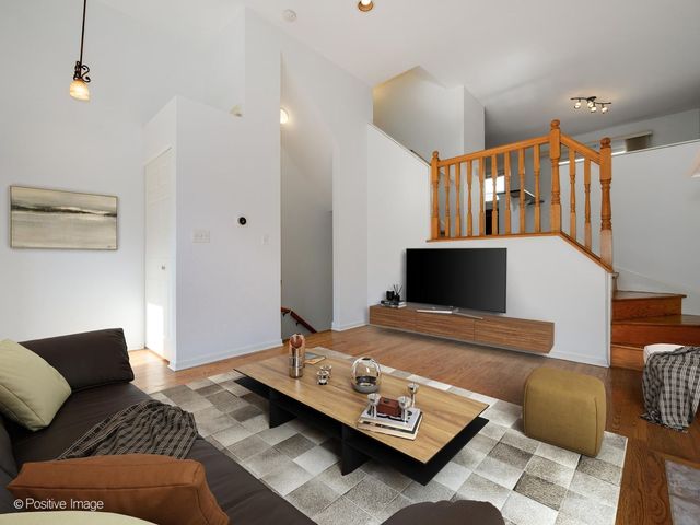 3643 W CORNELIA Avenue B, Chicago, IL 60618