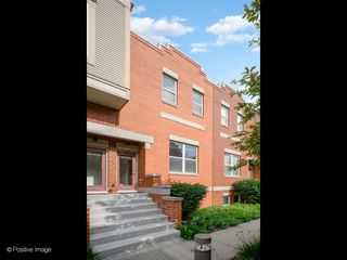 3643 W CORNELIA Avenue B, Chicago, IL 60618