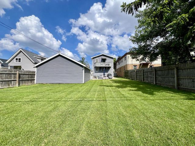 1109 S 86th STREET, West Allis, WI 53214