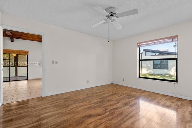 446 Briarwood Cir 1-29, Hollywood, FL 33024