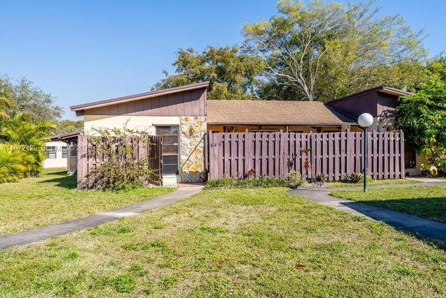 446 Briarwood Cir 1-29, Hollywood, FL 33024