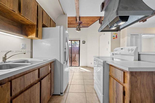 446 Briarwood Cir 1-29, Hollywood, FL 33024