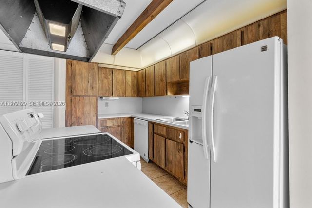 446 Briarwood Cir 1-29, Hollywood, FL 33024