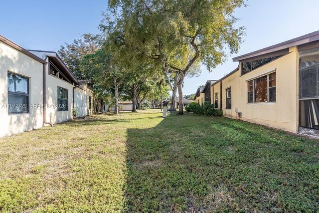 446 Briarwood Cir 1-29, Hollywood, FL 33024