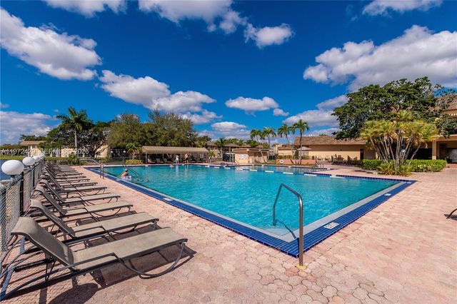 446 Briarwood Cir 1-29, Hollywood, FL 33024