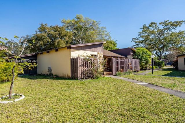 446 Briarwood Cir 1-29, Hollywood, FL 33024