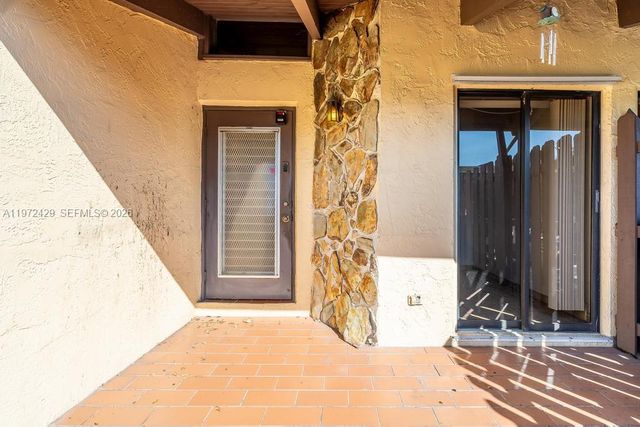 446 Briarwood Cir 1-29, Hollywood, FL 33024