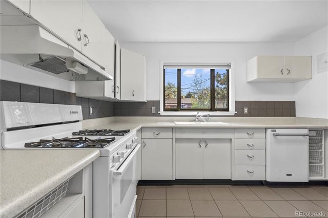 962 S Holly Street, Denver, CO 80246