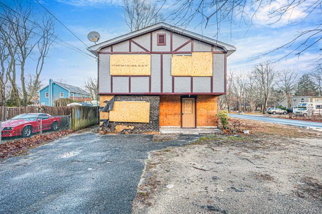 53 Hounslow Road, Shirley, NY 11967