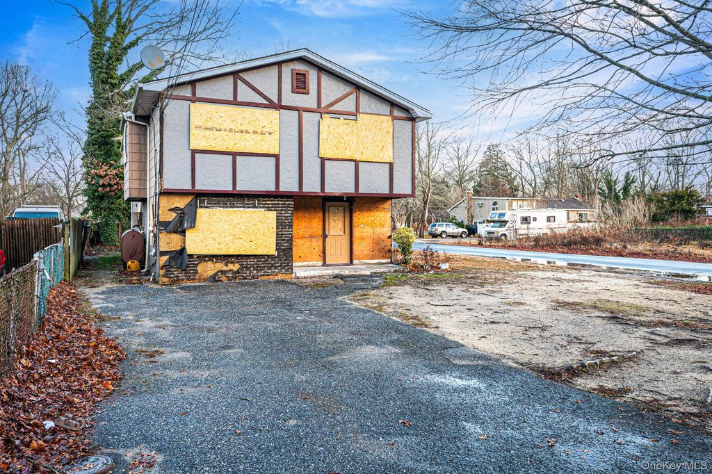 53 Hounslow Road, Shirley, NY 11967