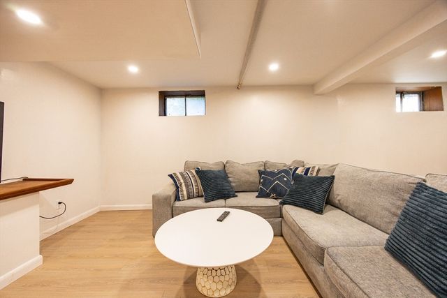 4 Linda Ln, Franklin, MA 02038