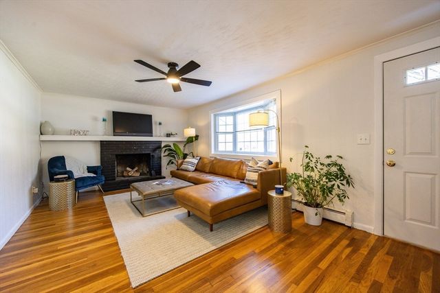 4 Linda Ln, Franklin, MA 02038