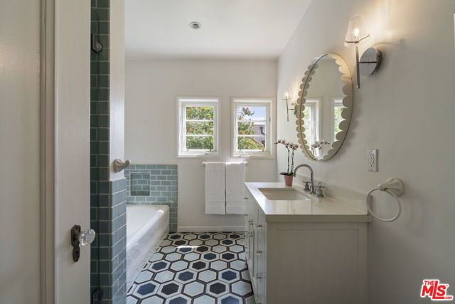 808 S Cloverdale Avenue, Los Angeles, CA 90036