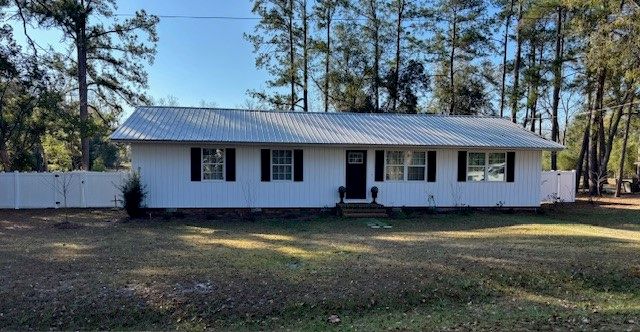 517 Lazy Lane, Blackshear, GA 31516