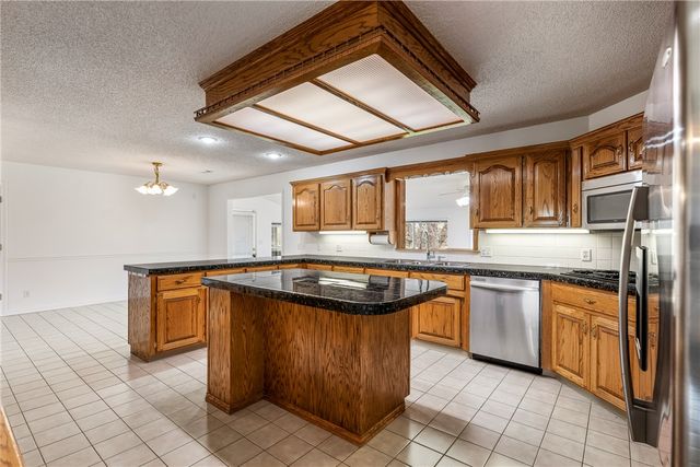 7665 W Wedington Drive, Fayetteville, AR 72704