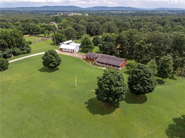 7665 W Wedington Drive, Fayetteville, AR 72704