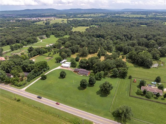 7665 W Wedington Drive, Fayetteville, AR 72704